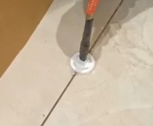 丹阳瓷砖空鼓维修公司专业解答瓷砖在铺贴过程中，如果没有涂抹均匀到位的粘结材料（如水泥砂浆或瓷砖胶），可能会导致以下问题