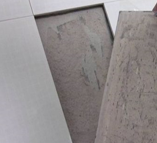 丹阳瓷砖空鼓维修公司分享瓷砖铺贴时如果打浆（即涂抹在瓷砖背面和基层上的砂浆或瓷砖胶）过少，会带来以下问题